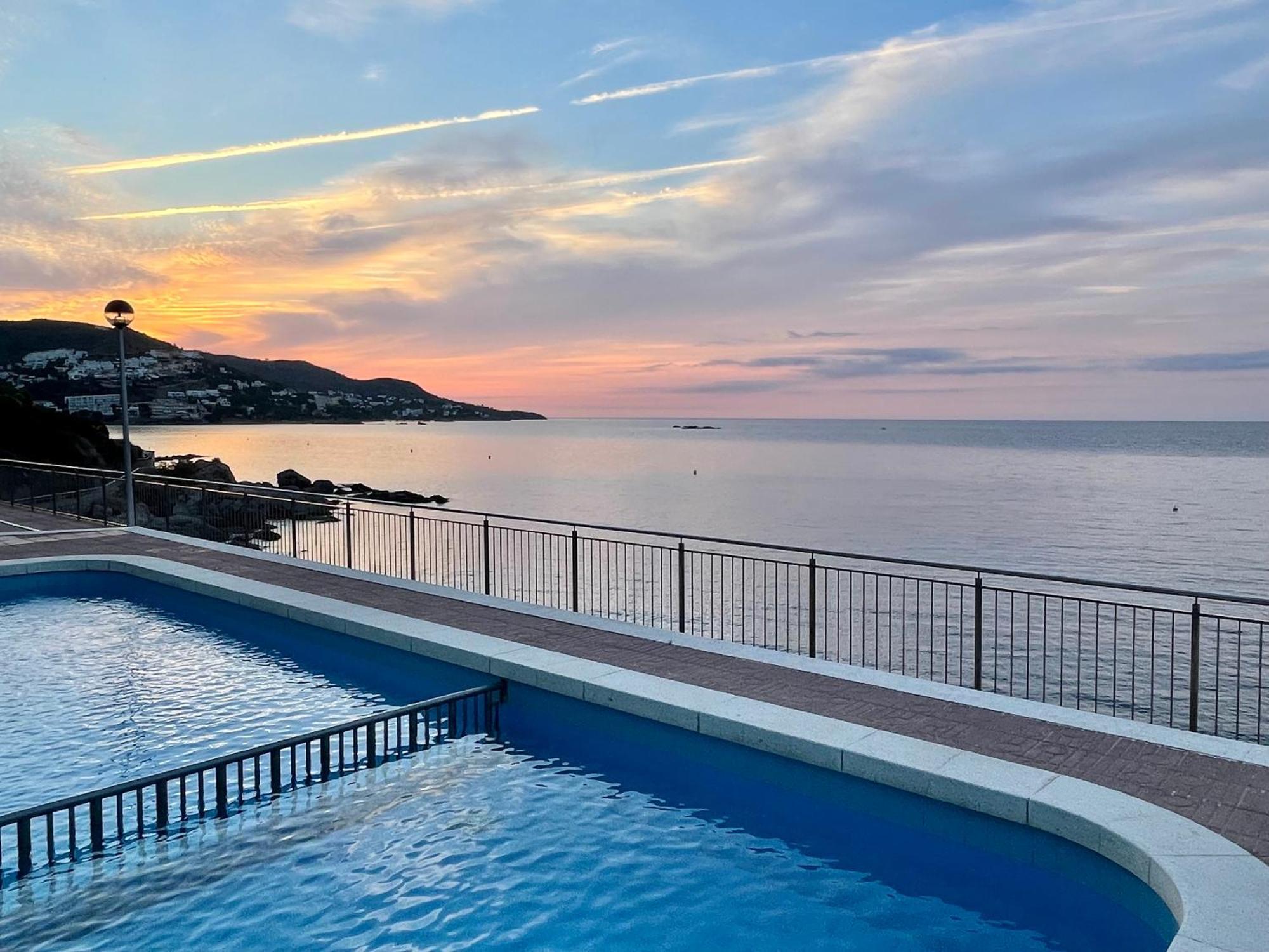 Magnifique Appartement En Front De Mer, Caneylles Росас Экстерьер фото